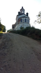 Дорога вдоль храма к р. яКосковская Курденьга проходит по территории бывшего кладбища